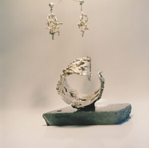 armband met oorhangers van gesmolten zilver