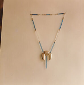 halssieraad met plexiglas-ornamenten