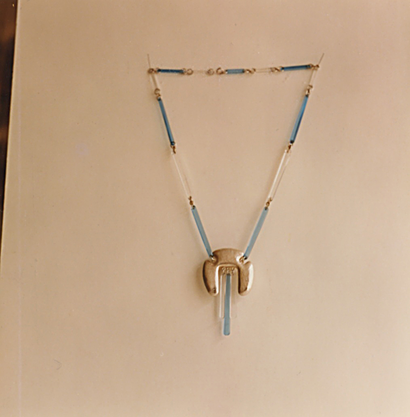 halssieraad met plexiglas-ornamenten