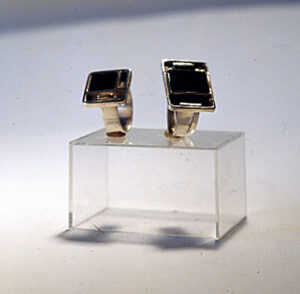 ringen met facet geslepen stenen