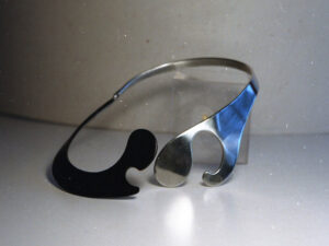 Halssieraad met plexiglas